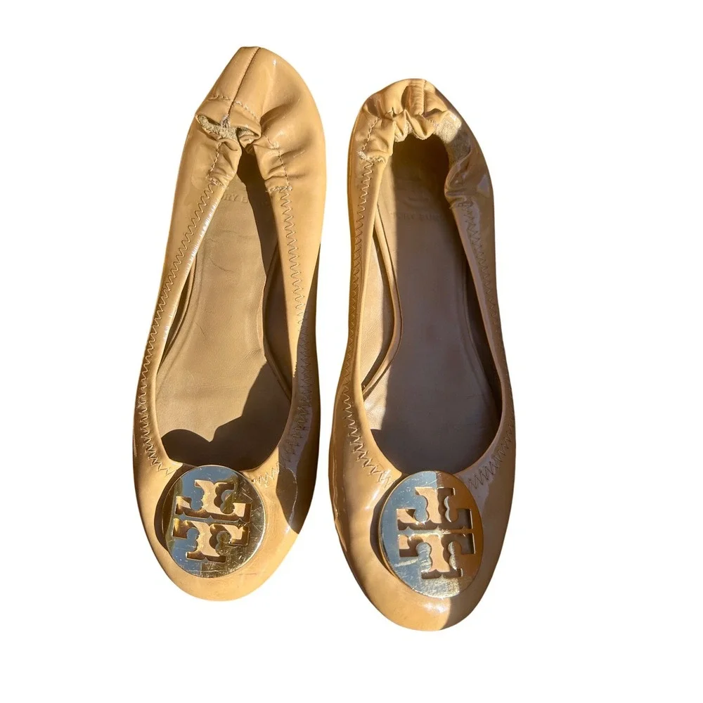 Tory Burch Reva Ballet Flats Womens Tan Patent Leather Good Gold Logo Medallion‎